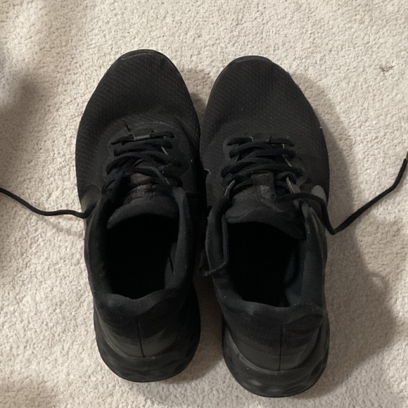 Nike  Black Athletic Shoes - Picture 2 of 5